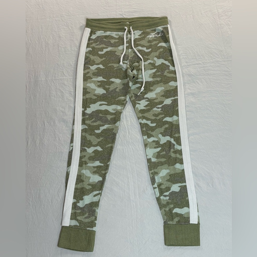 PINK SLEEPWEAR CAMO PANTS.